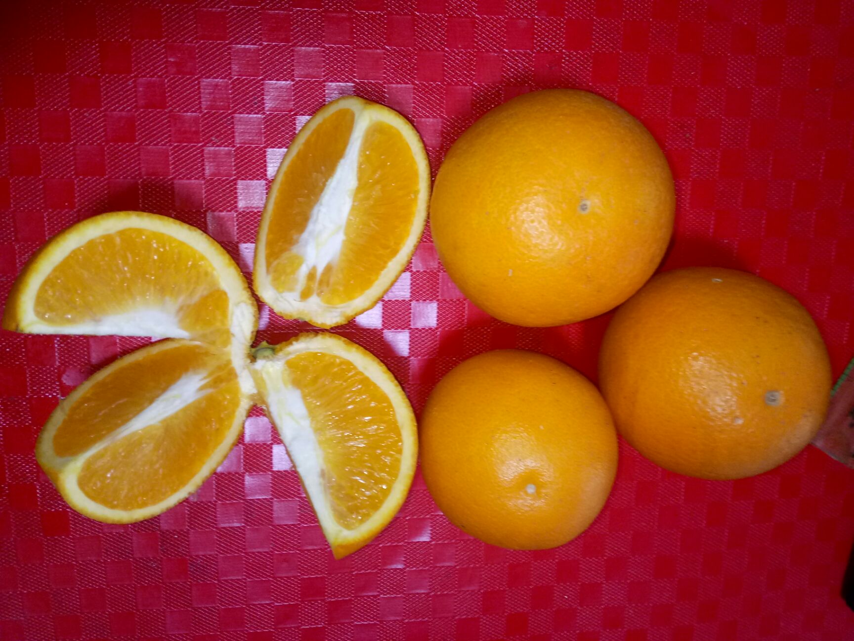  正宗湖南麻阳冰糖橙，因特别甜而得名，俗称冰糖橙，甜水分多