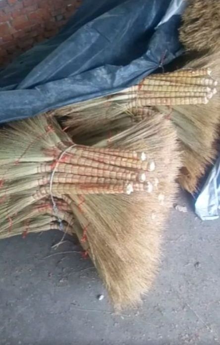 社旗县扫把 东北高粱穗，手工笤帚。100把起，运费另计，质量好，可代发件