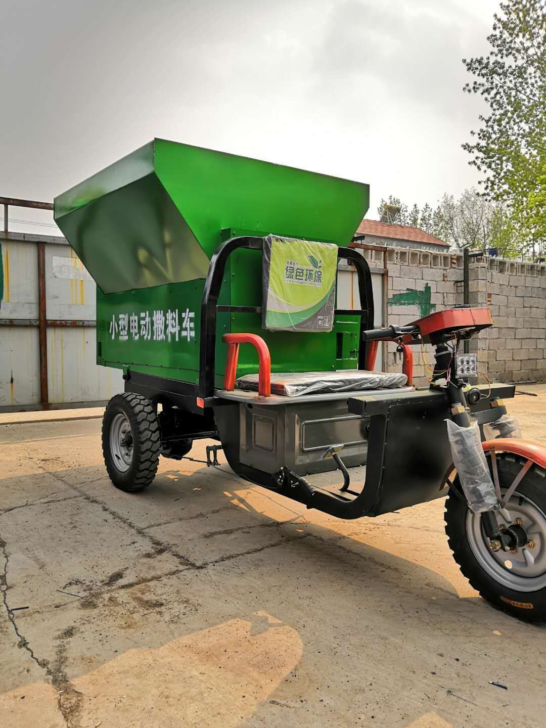 饲料撒料车  电动料撒料车，小型电动撒料车，三轮撒料车