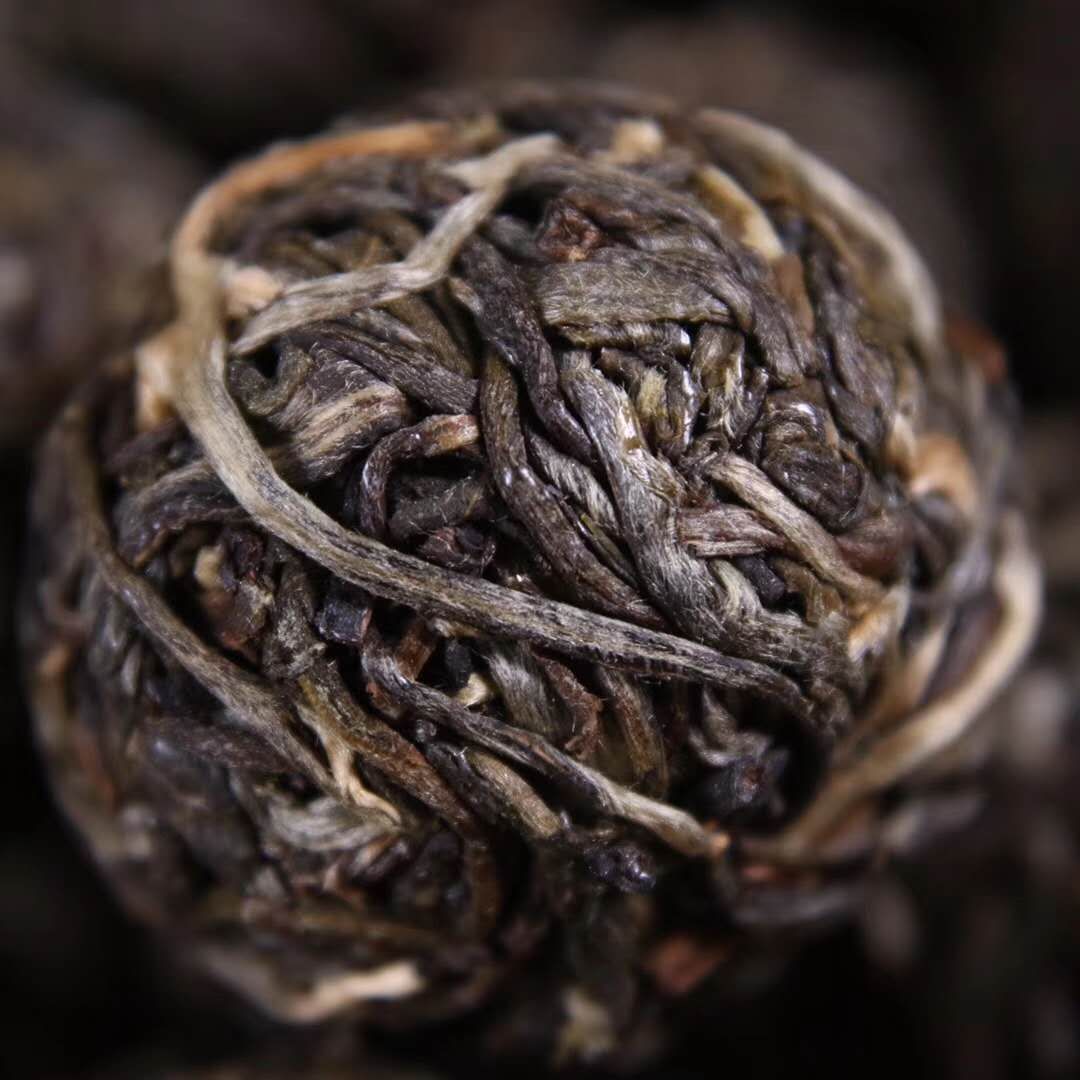 普洱生茶 2019年布朗山春茶，手工揉捏龙珠 茶味重，香气高扬独