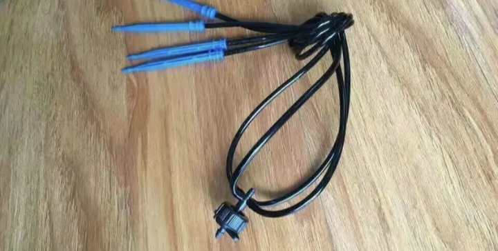  滴箭一出二，一出四套装，课余压力补偿低头连接是每个滴灌点出