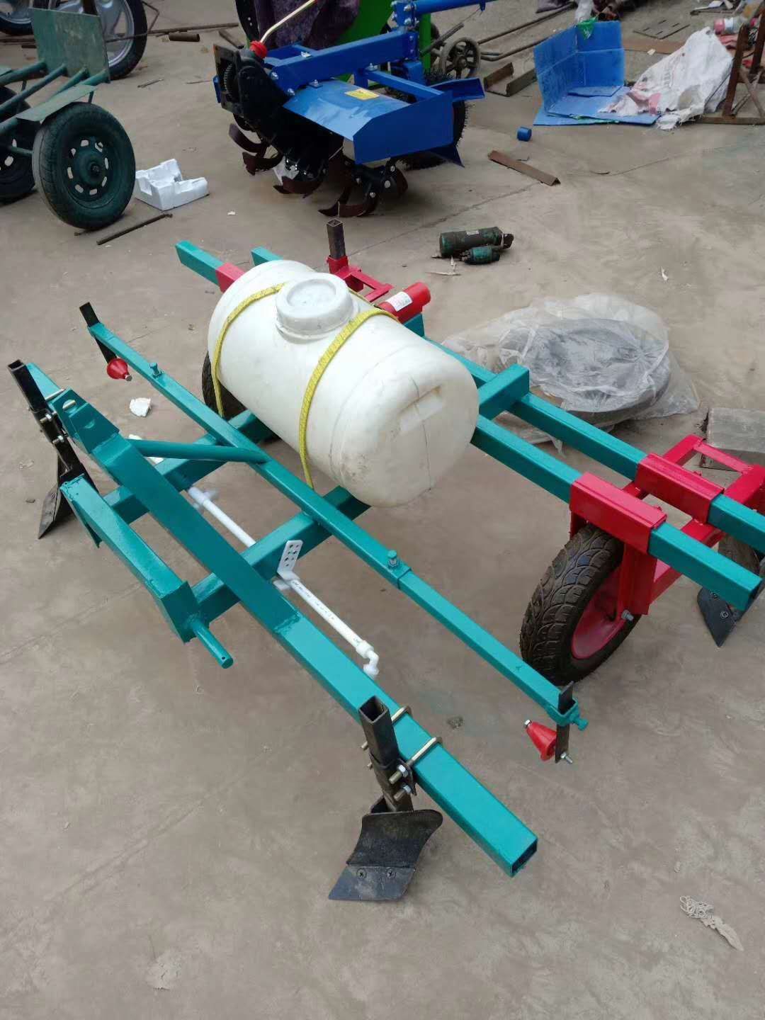 铺膜机 手扶拖拉机带的喷药地膜机，红薯起垄覆膜机