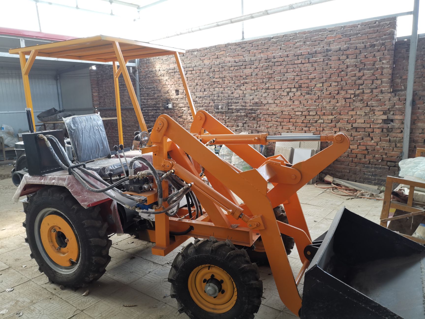  小型装载机，铲车，铲粪抓草。一机顶百人，厂家直销。