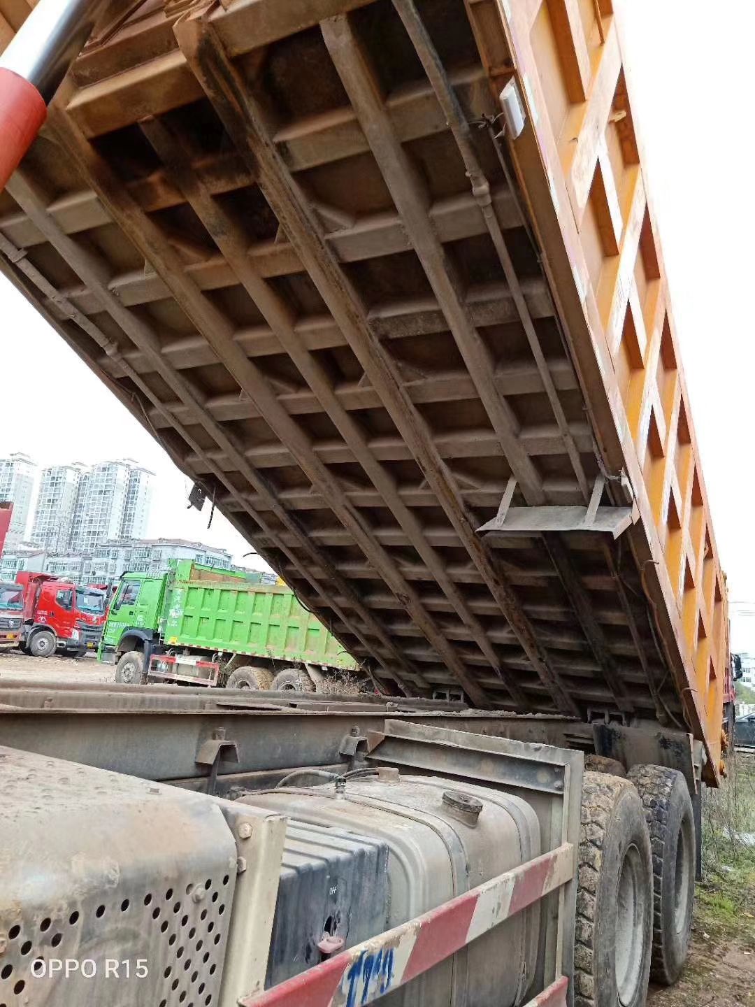 自卸车 两台国五德龙后八轮，潍柴375马力，内空6米，全槽钢车厢，底