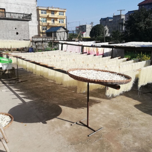  农民伯伯自己种田，自己纯手工大米做的粉干。家乡的味道