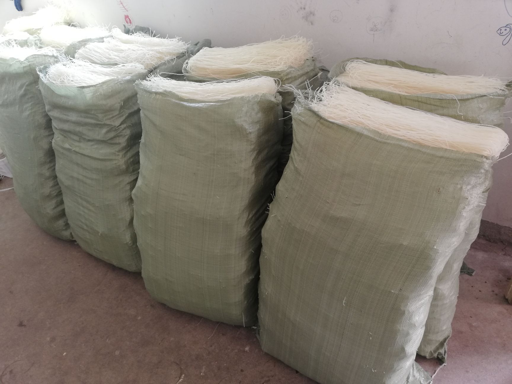  农民伯伯自己种田，自己纯手工大米做的粉干。家乡的味道