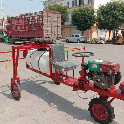 三轮车 现货直销自走式乘坐打药机，三轮乘坐大面积打药机操作简单，耐用