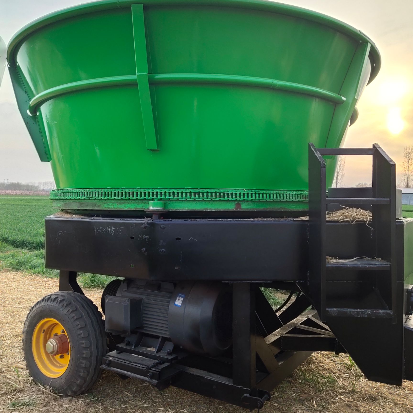 饲料粉碎机 旋切式秸秆粉碎机，油电两用，秸秆收割粉碎机