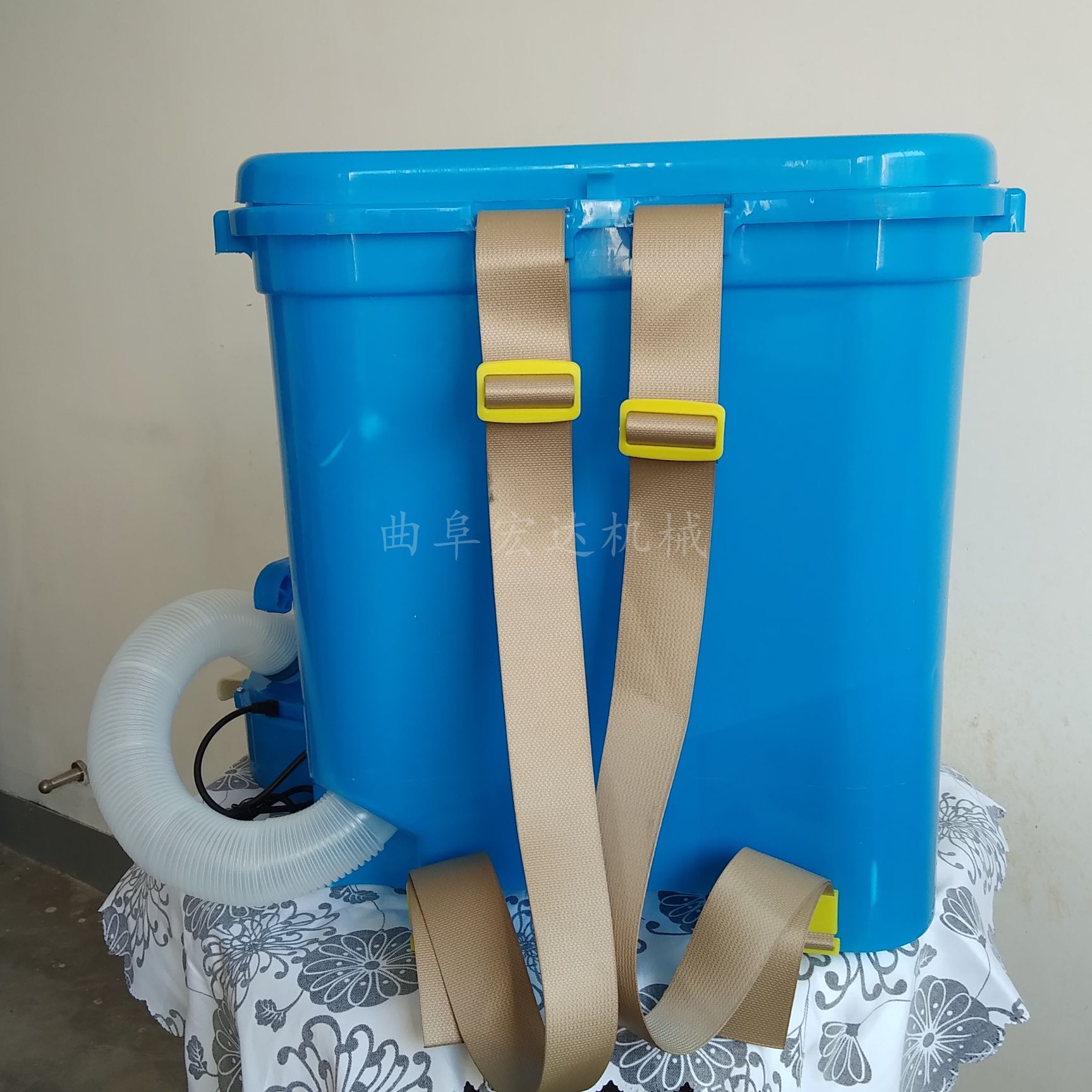  批发 背负式电动施肥器 农用小型施肥器 鱼塘养殖投饵机