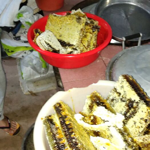 惠东县土蜂蜜 一年割一次，想巢蜜的可以留言，不过巢蜜易碎也不好保存