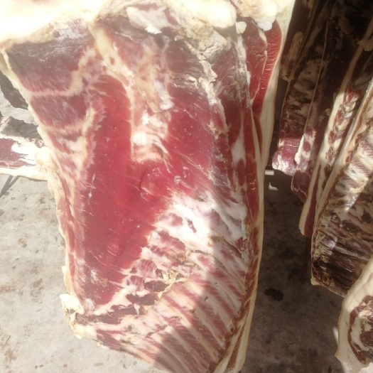  腊肉   带排骨的五花肉