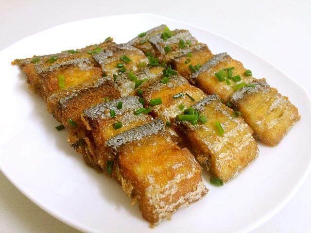  缅甸，腌制梅香带鱼。咸鱼，咸带鱼。