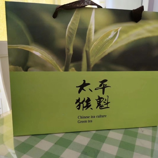 黄山 太平猴魁是中国历史名茶，叶色苍绿匀润，滋味醇厚回甘