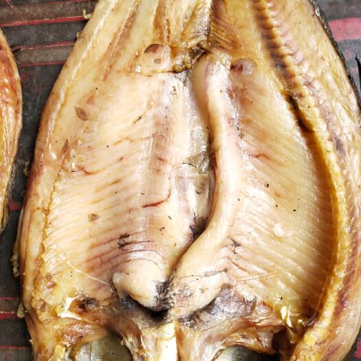 宜昌风干鱼 腊鱼风干草鱼  烟熏草鱼  整条三斤以上