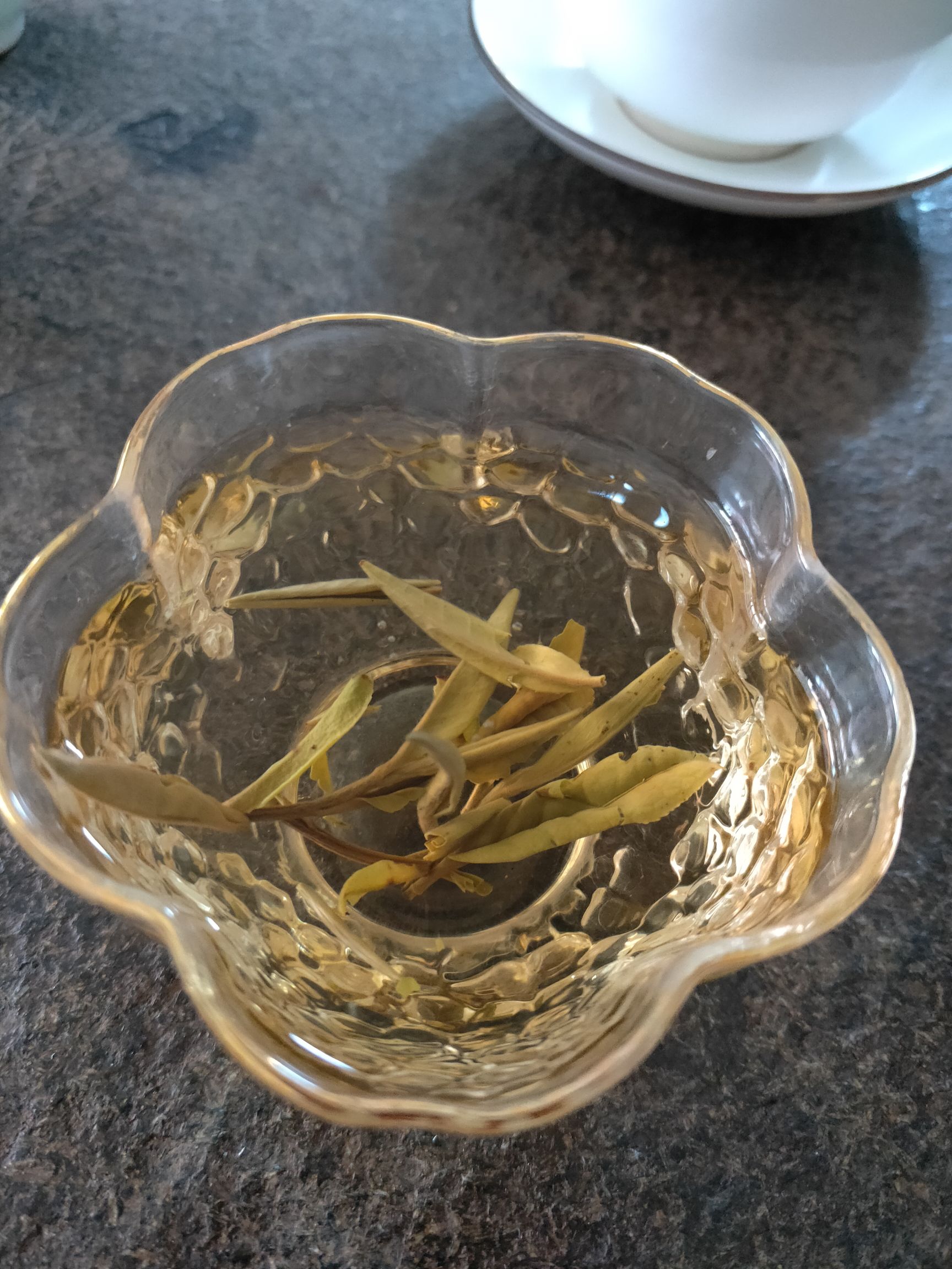 白牡丹茶 荒野白牡丹

毫香足，花香显，甘甜可口[色]