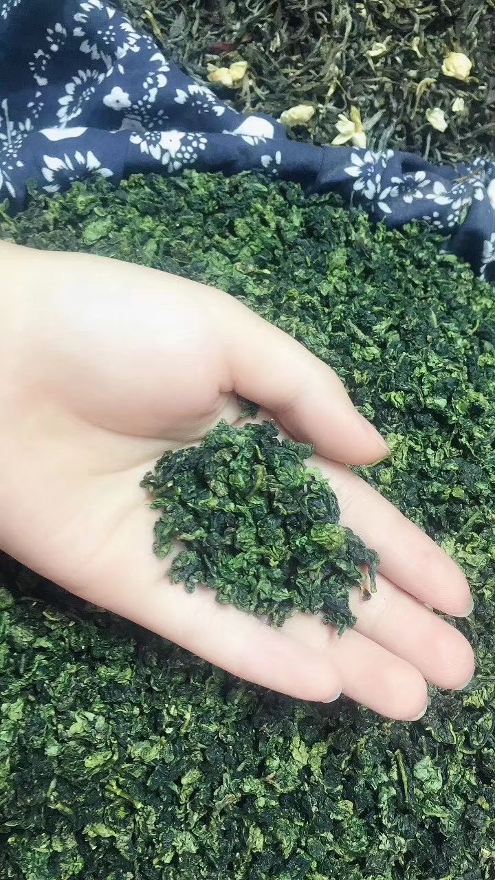 安溪铁观音 香是摇出来的
韵是炒出来的
型是揉