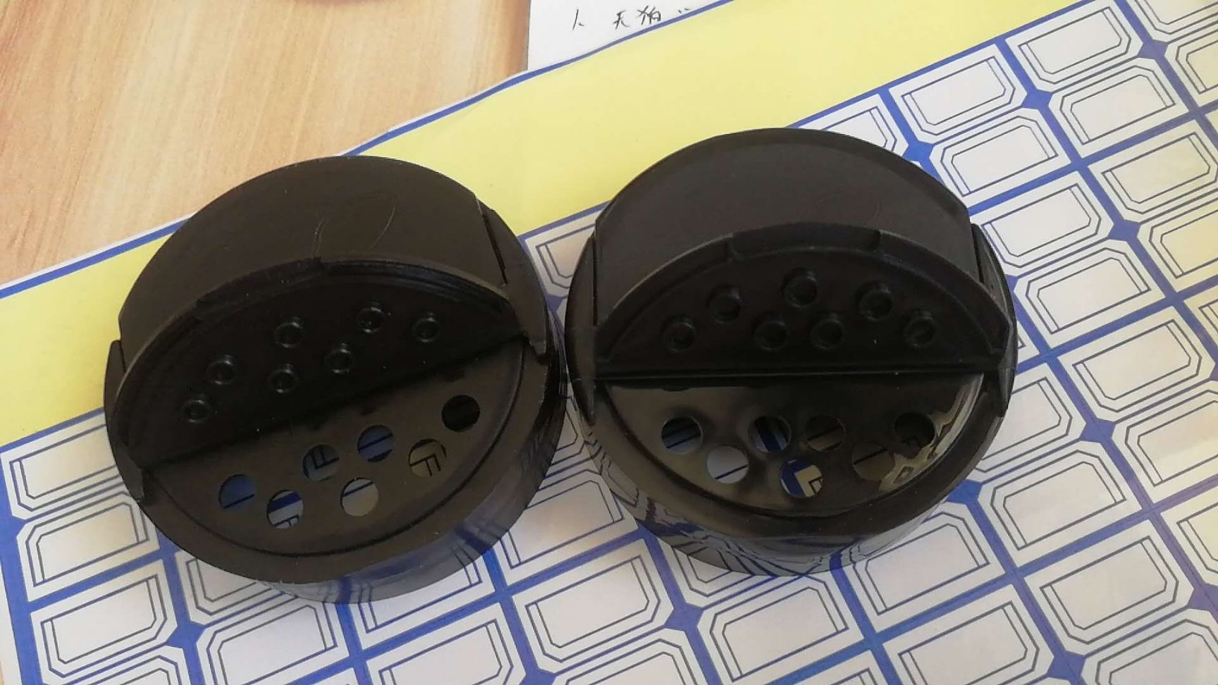  批发黑芝麻塑料瓶子 双翻蝴蝶盖带孔塑料罐