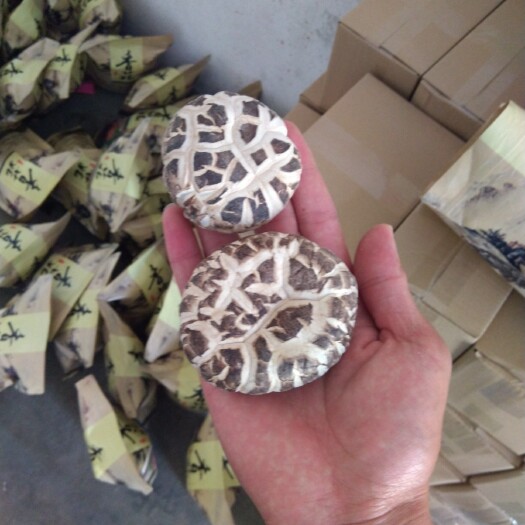  原价68.9一斤现价43一斤，天然农家厚肉花菇（香菇）。