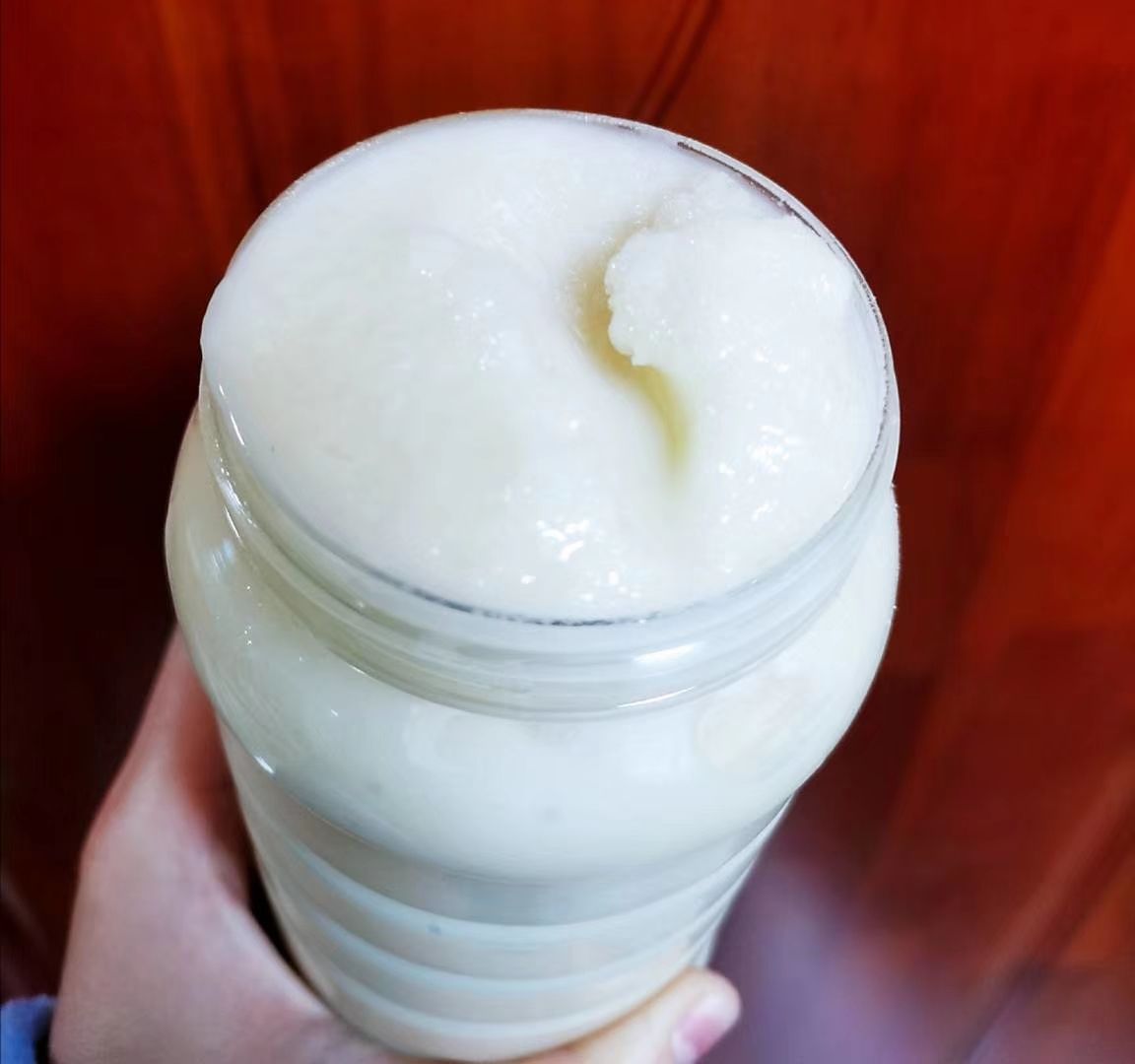 油菜蜜为特浅琥珀色,透明,粘稠的液体或结晶体,结晶为乳白色