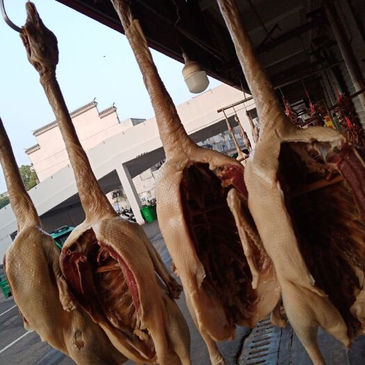 南京 风干香鹅，采用卤汁腌制，自然风干晾晒，口味好，十适合中老