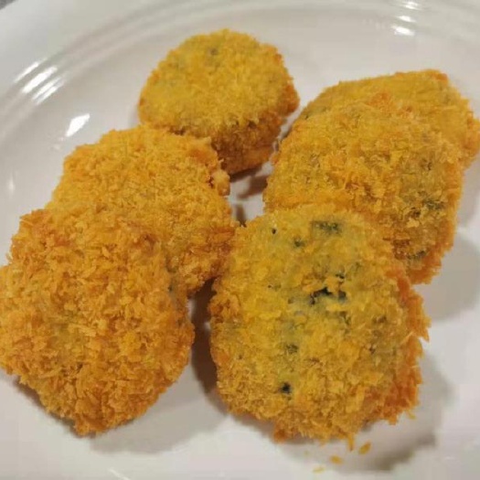 黄金小鱼饼，用开天鱼鱼肉，淀粉，韭菜搅拌制作而成。