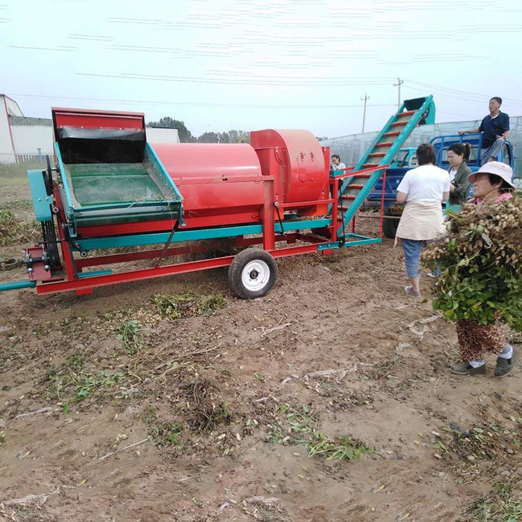  新型四轮带花生摘果机  大型干湿两用花生摘果机花生去秧打果