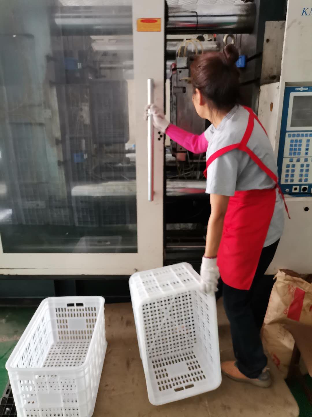  白色塑料筐，适合各种水果包装，储存，周转运输