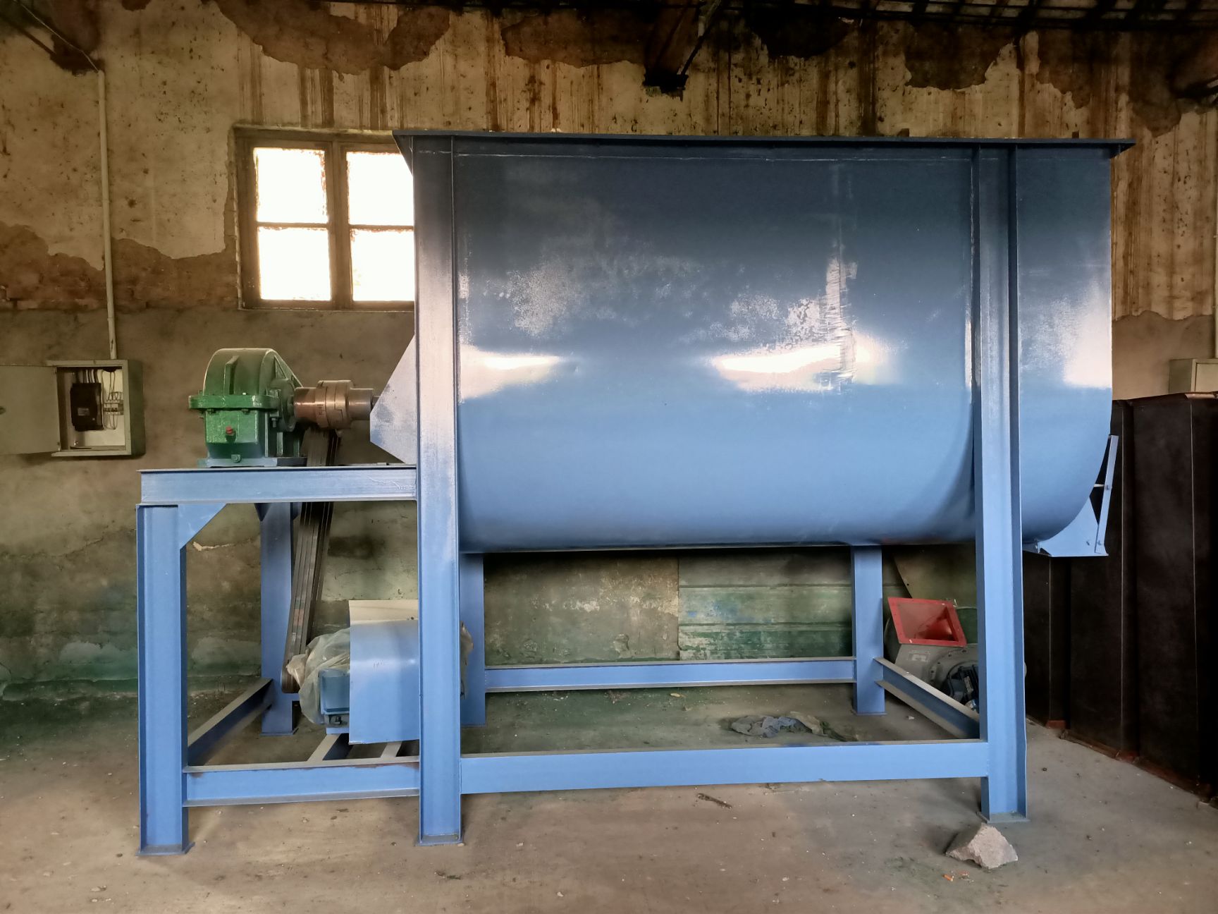 饲料粉碎机  养殖设备饲 饲料搅拌粉碎一体无尘设计。动力强劲