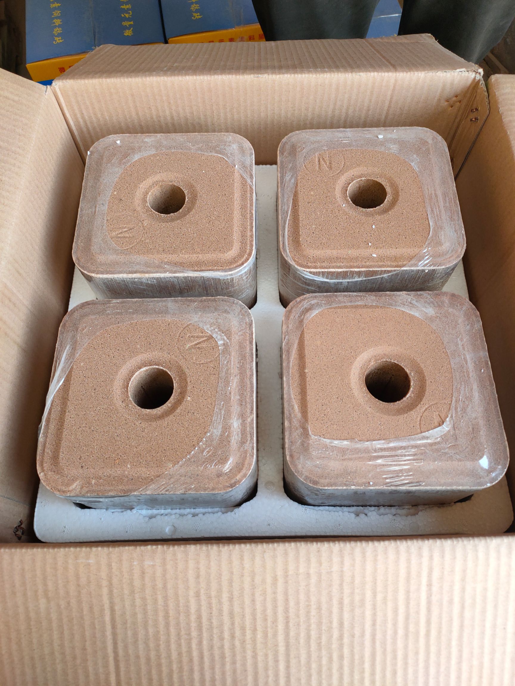 宇牧牛羊舔砖高端产品泡沫箱装可选择含量装箱出厂价1150一吨