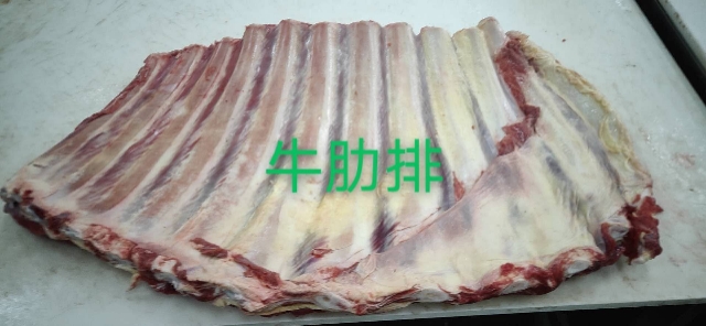 带肉牛肋排