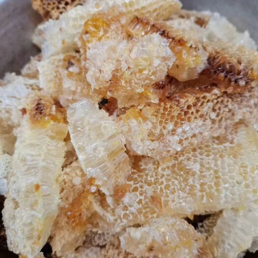 富宁县蜂蜜是自家上山找的野的，不加任何添加剂，味道香甜，金黄色。