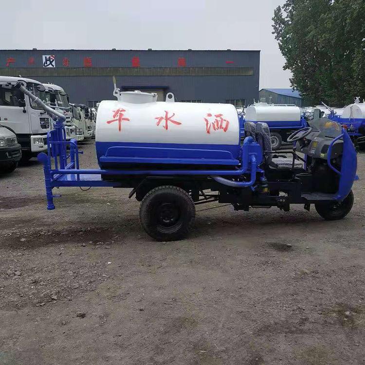 三轮车 三轮洒水车。