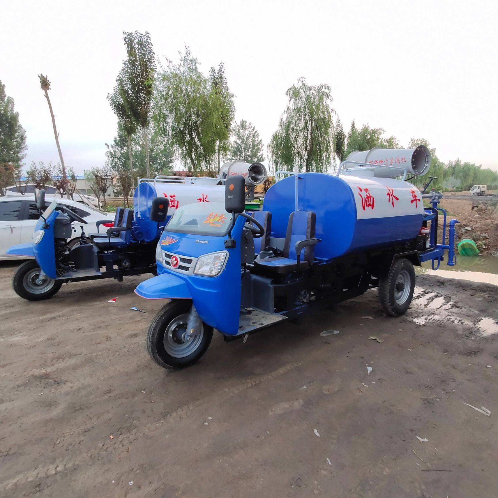 三轮车 三轮洒水车。