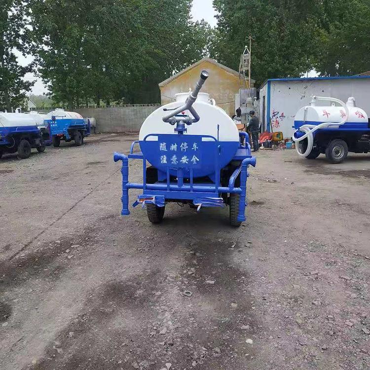 三轮车 三轮洒水车。
