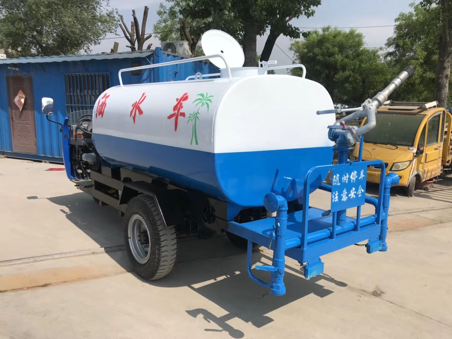  2立方3立方小型农用三轮雾炮洒水车价格2吨3吨洒水车厂家