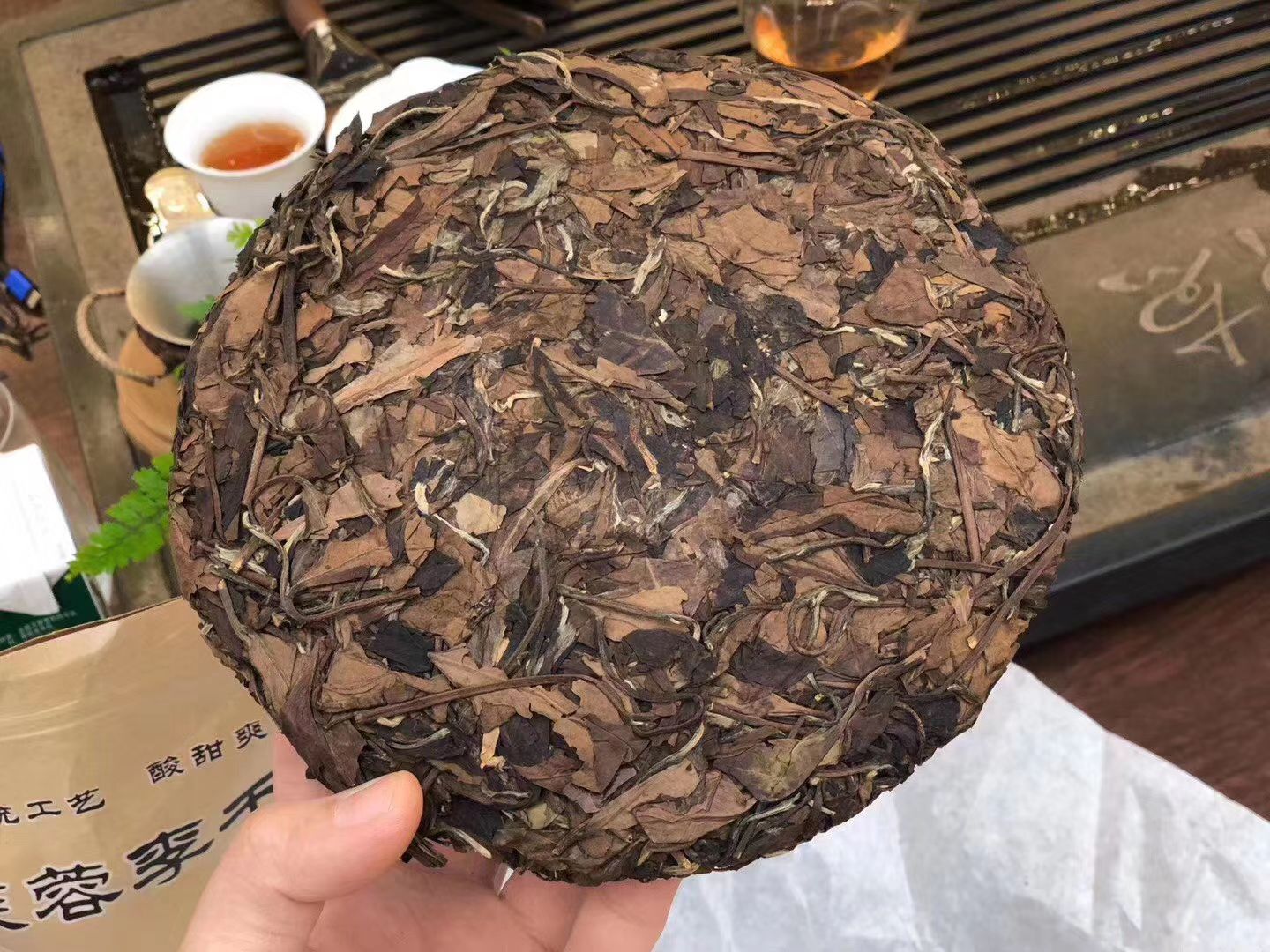  2001年老白茶铁饼、石磨压制、陈放十多年有余。