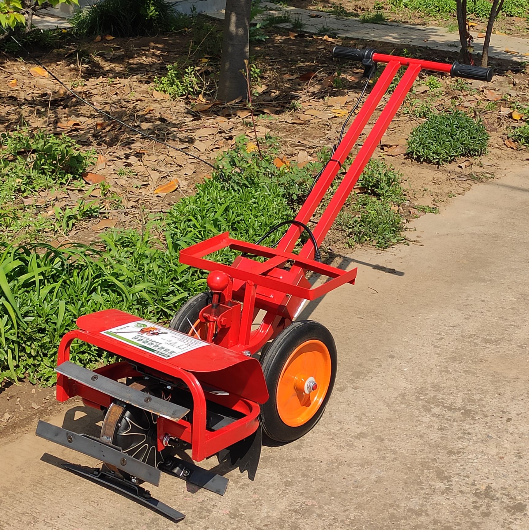 割草机  双轮电动除草机，体积小，干活轻松，持久耐用