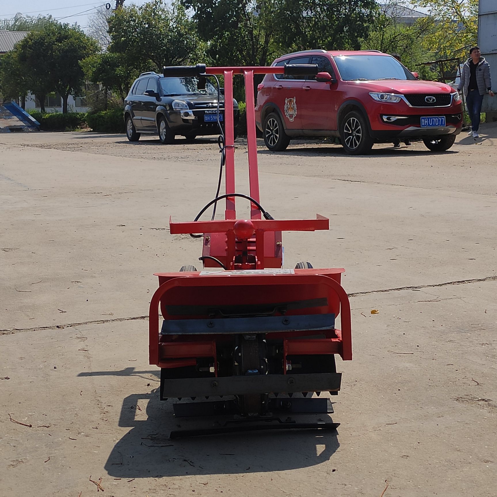 割草机  双轮电动除草机，体积小，干活轻松，持久耐用