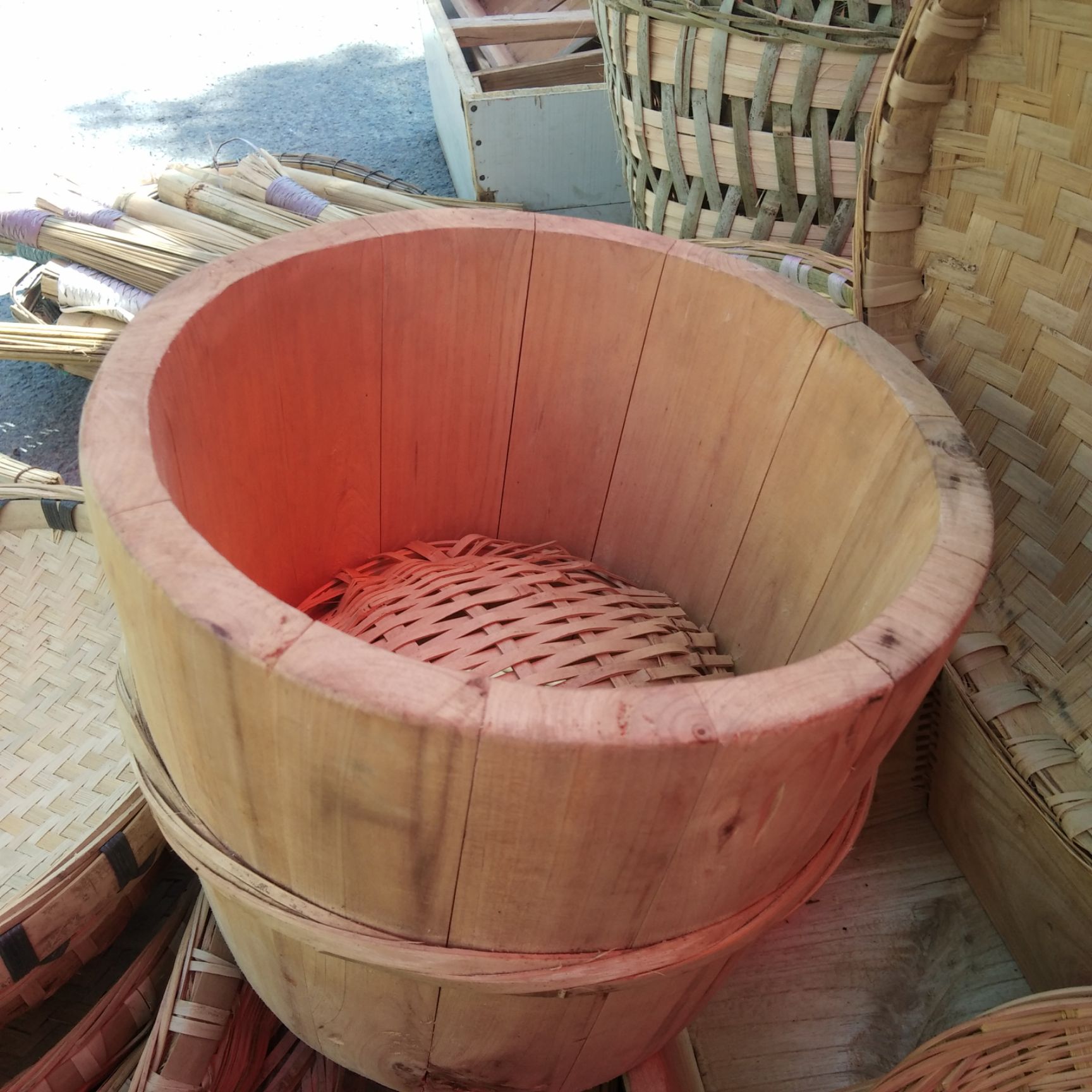安龙县木质工具  佈依佬妈手工磨制木桶