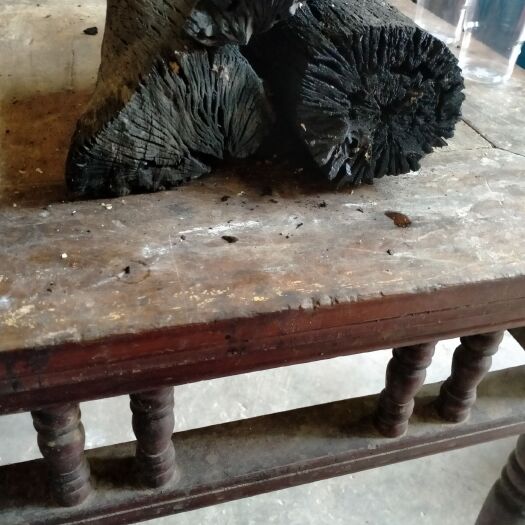 紫云县纯青杠树木炭 青钢树烧制的钢碳，品质保证，烧烤的好燃，不象机制碳什么都有。