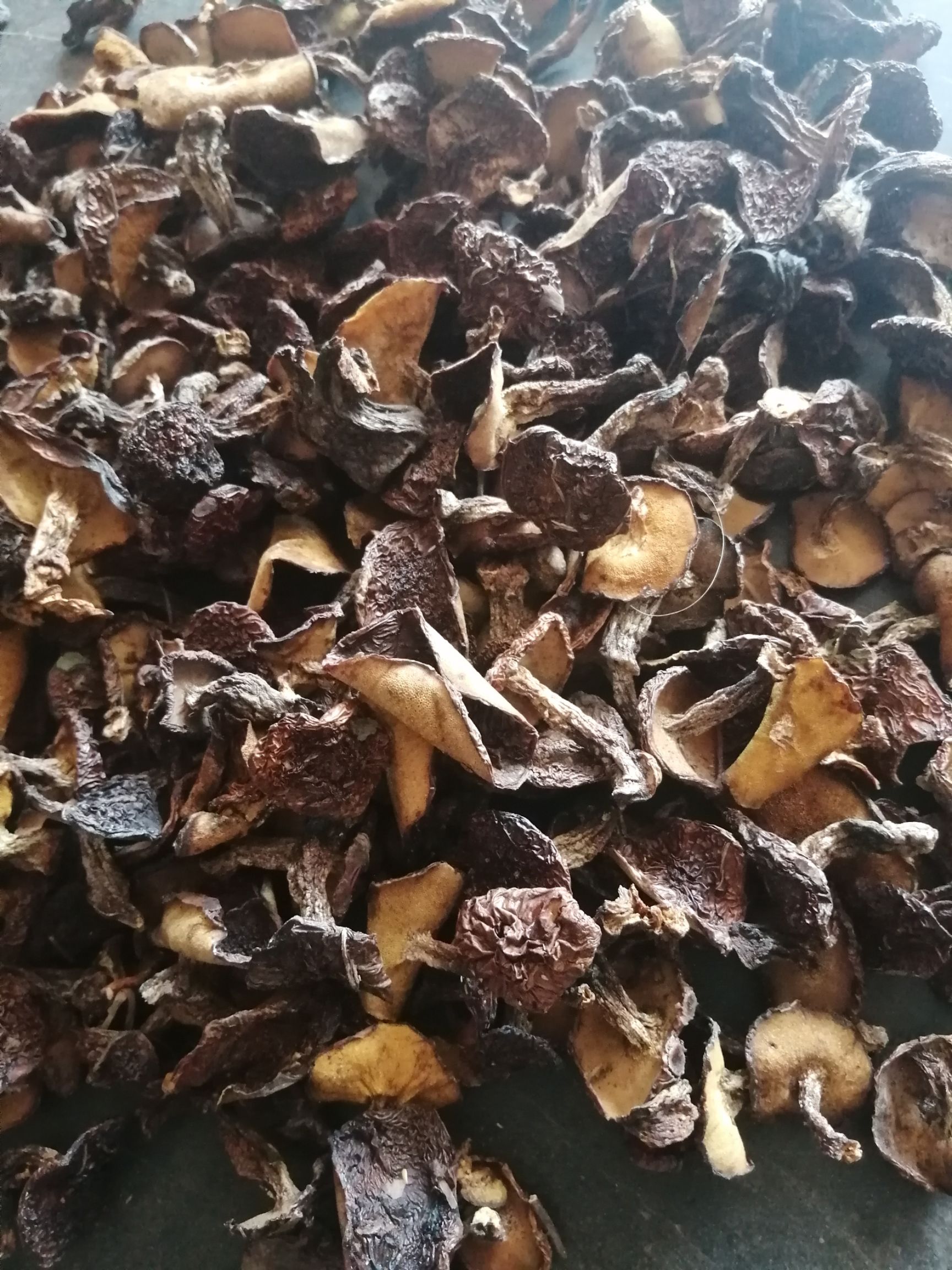  手选剪跟松蘑小块，颜色黄，肉厚，质量价位优惠多多