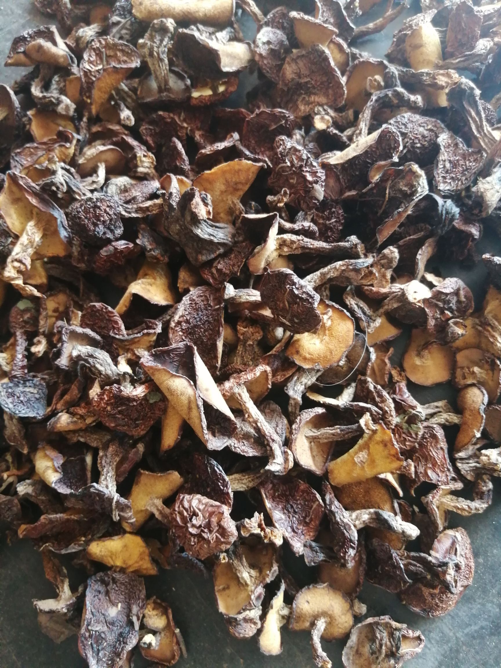  手选剪跟松蘑小块，颜色黄，肉厚，质量价位优惠多多