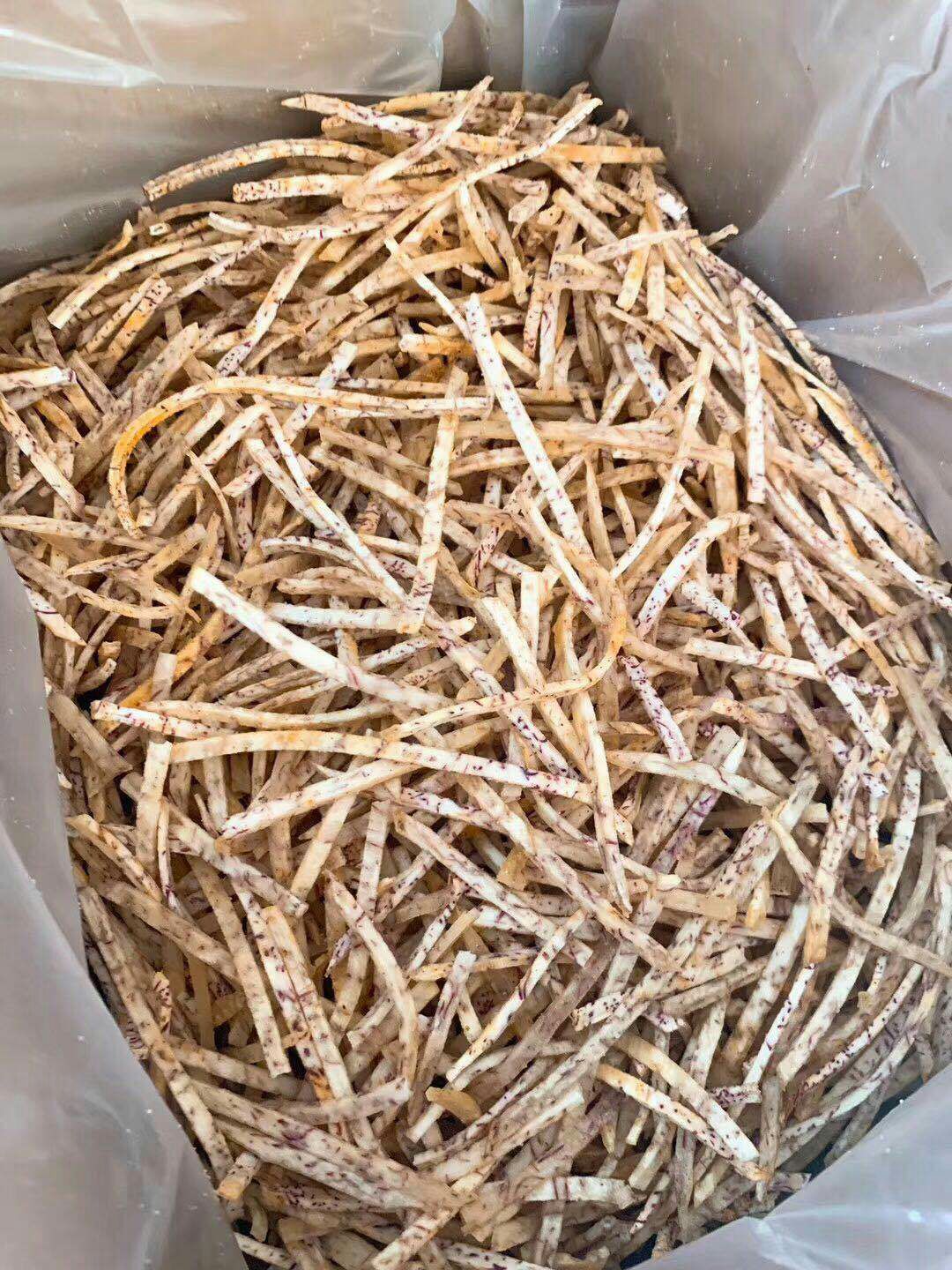 芋头干片 不同于厚实的芋头条，切成细细的芋丝口感更加酥脆，咸香不油腻