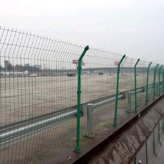 安平县双边护栏网  圈果园，圈农田，圈鱼塘围栏，结实价格便宜，耐锈寿命长，安装快