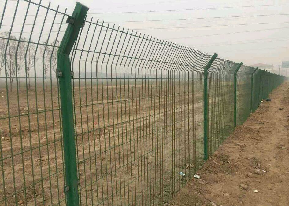 双边护栏网  圈果园，圈农田，圈鱼塘围栏，结实价格便宜，耐锈寿命长，安装快