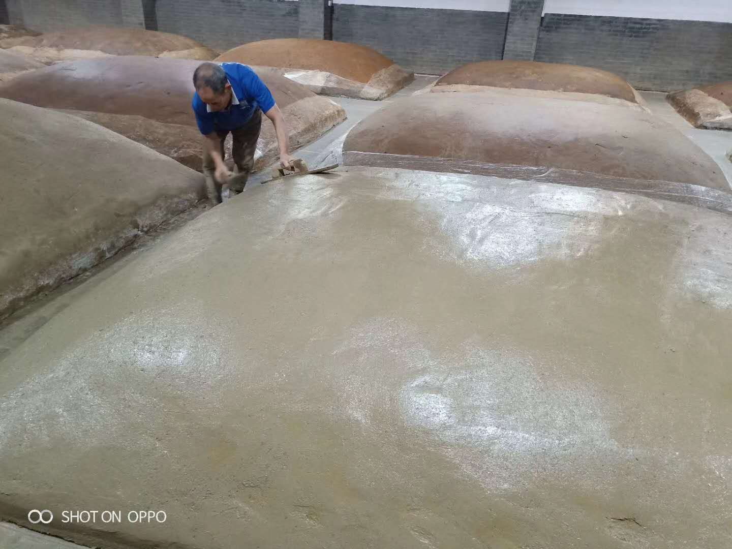 高粱酒  从事原酒(基酒)，瓶装酒，散酒，批发零售。定制生产，贴牌生产