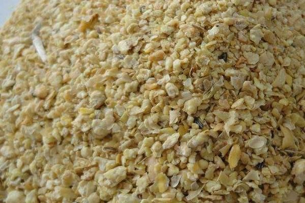 膨化大豆 可以跟豆粕比比赛，牛羊吃了长得快。膨化豆皮