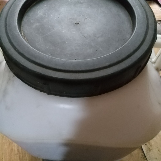 遵义真正天然土蜂蜜出自贵州大山，由各种药用植物的花蜜酿造而成。