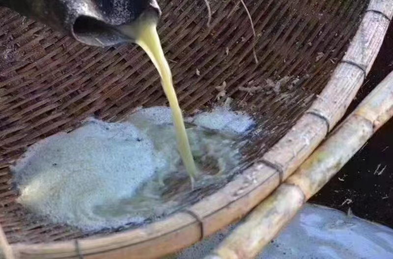贵州布依古法熬制土红糖