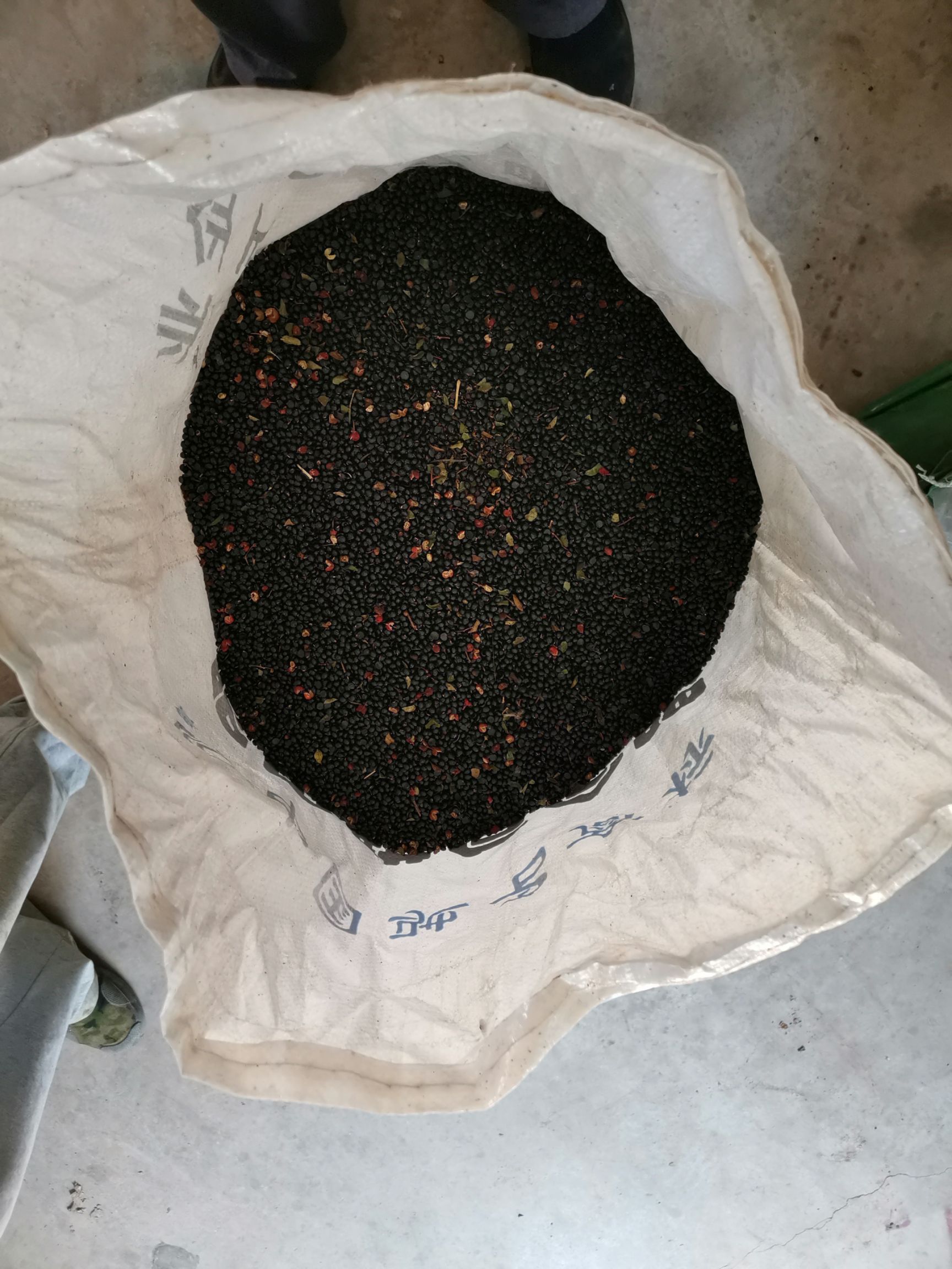 花椒籽，可做饲料，禽类饲料用的多。肥料，榨油。出油率高25%